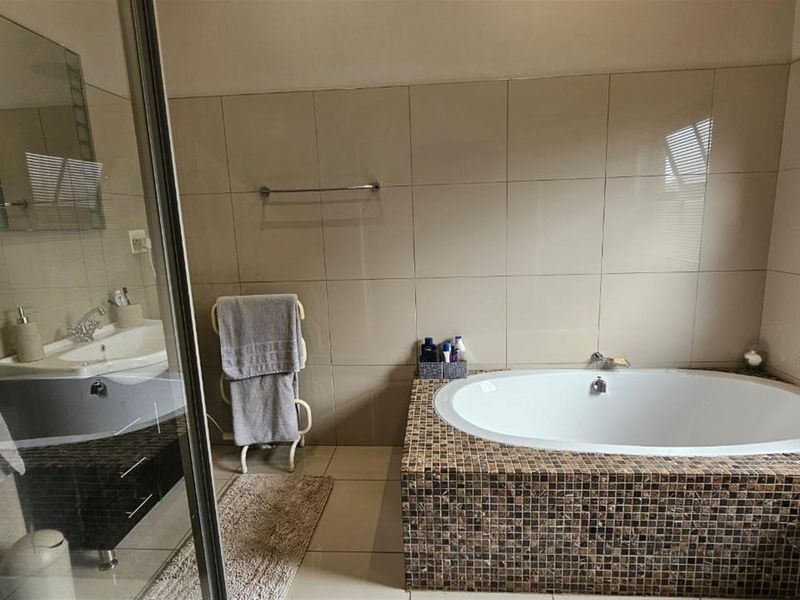 Spacious Intaba Ridge Home with Flatlet Triple Garage Modern Finish 5 Min to Airport - Photo 10