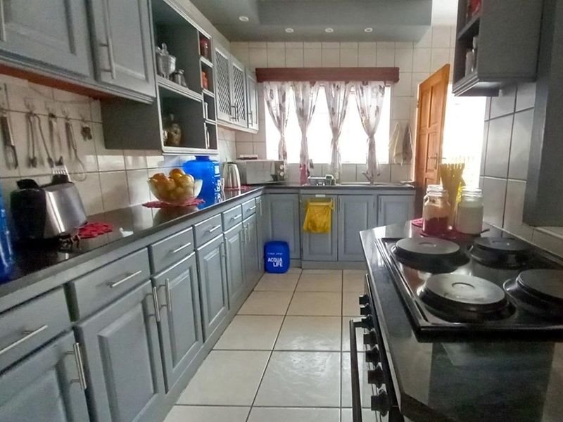 Townhouse For Sale in Middelburg Central - Photo 8
