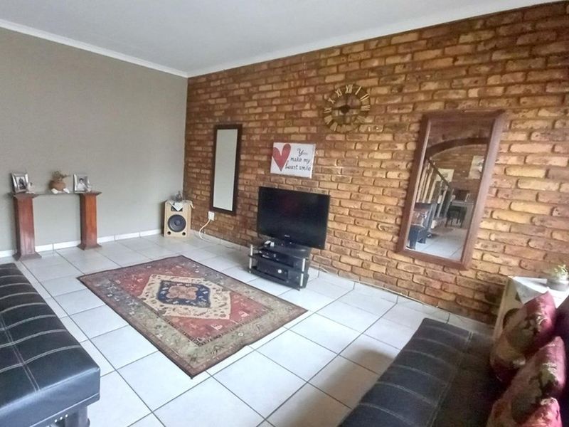 Townhouse For Sale in Middelburg Central - Photo 4