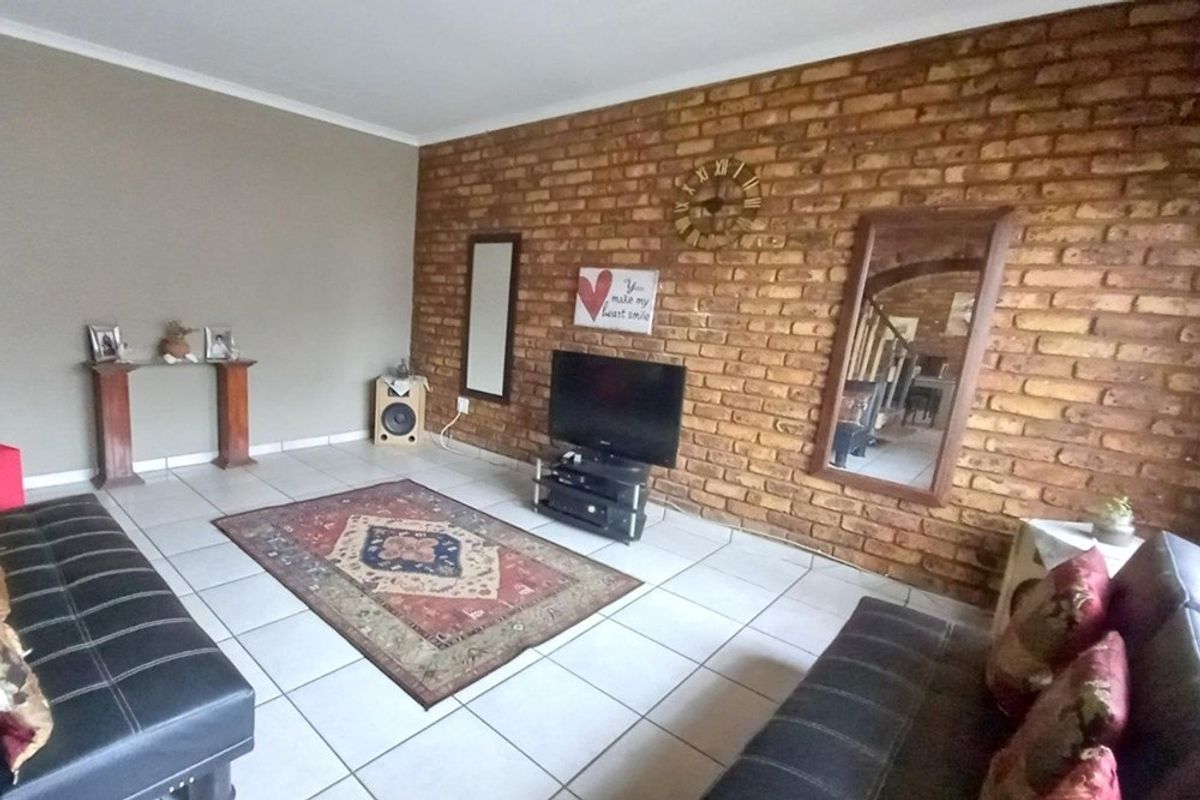 Townhouse For Sale in Middelburg Central - Photo 4