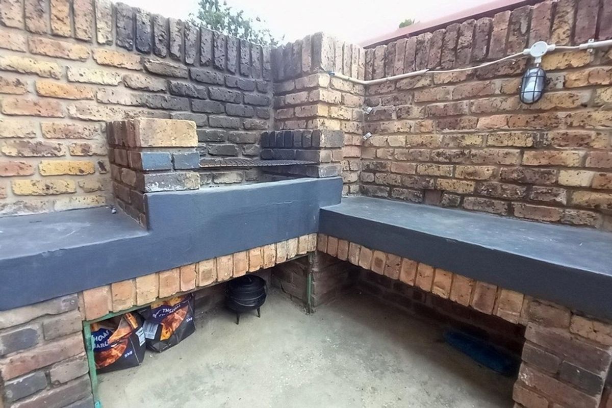 Townhouse For Sale in Middelburg Central - Photo 3
