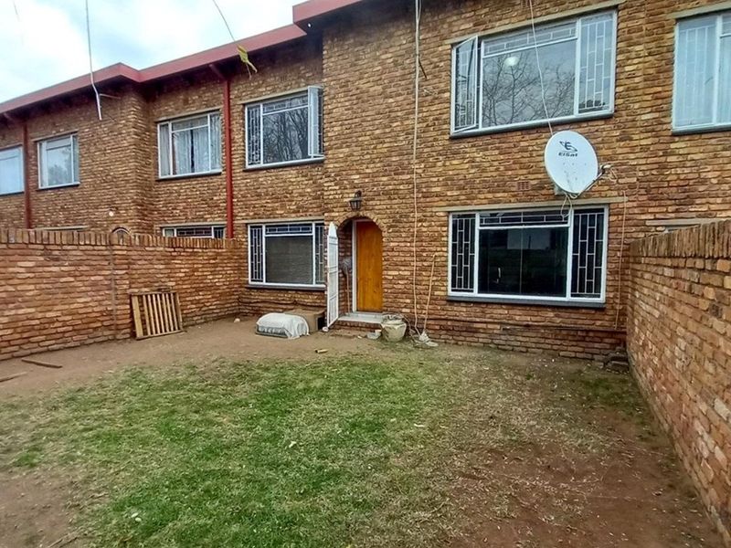 Townhouse For Sale in Middelburg Central - Photo 2