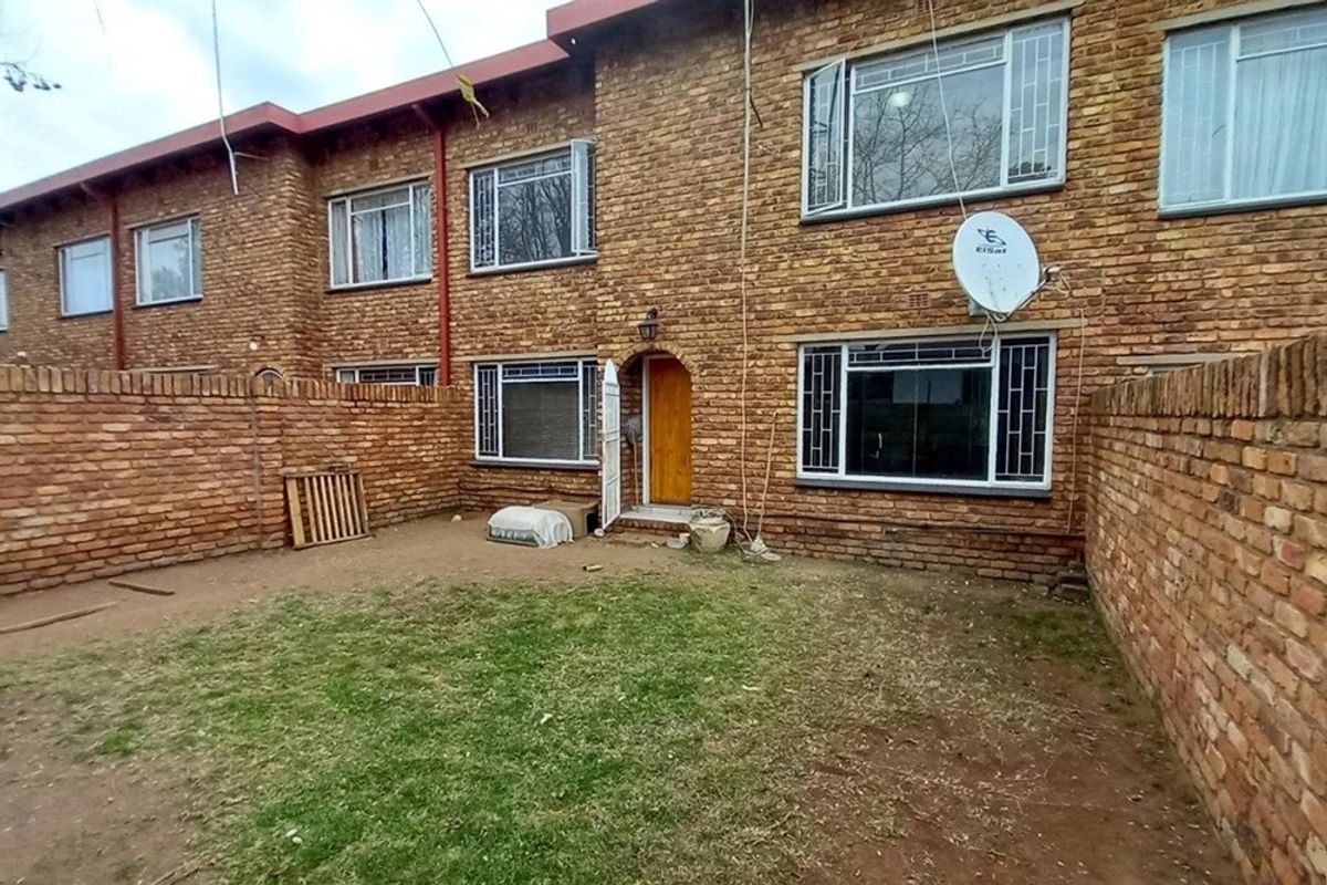 Townhouse For Sale in Middelburg Central - Photo 2