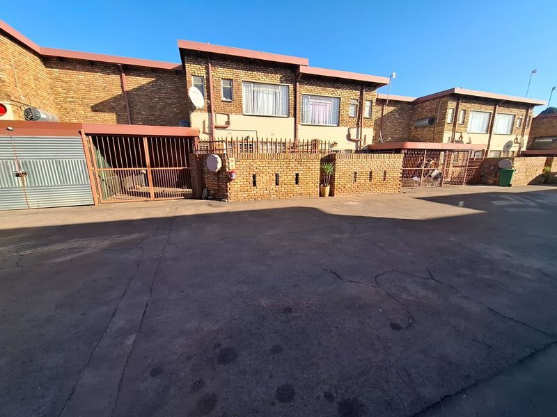 Spacious townhouse walking distance to CBD - Photo 2