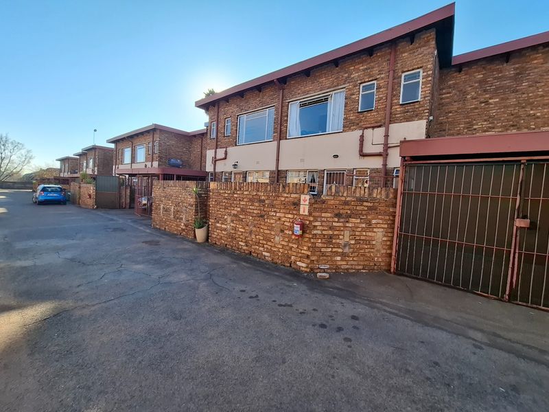 Spacious townhouse walking distance to CBD - Photo 3