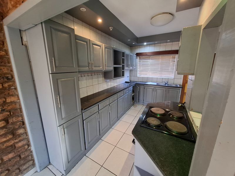 Spacious townhouse walking distance to CBD - Photo 10