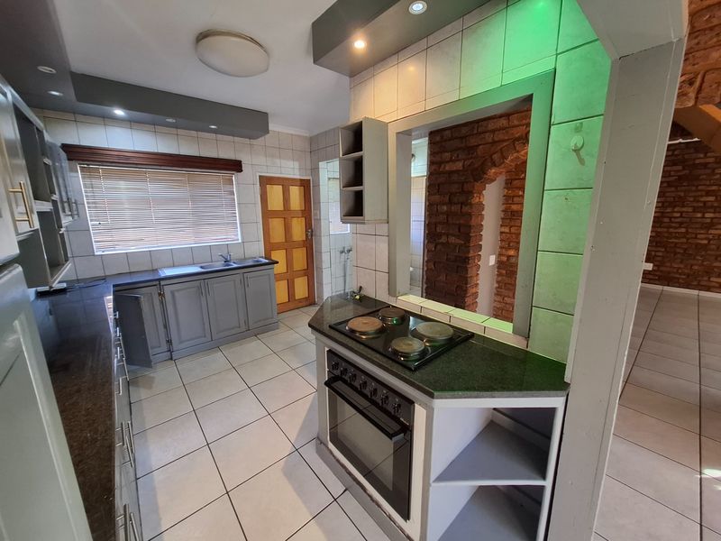 Spacious townhouse walking distance to CBD - Photo 9