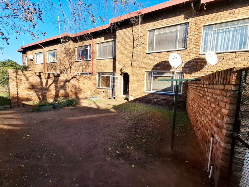 Spacious townhouse walking distance to CBD - Photo 1