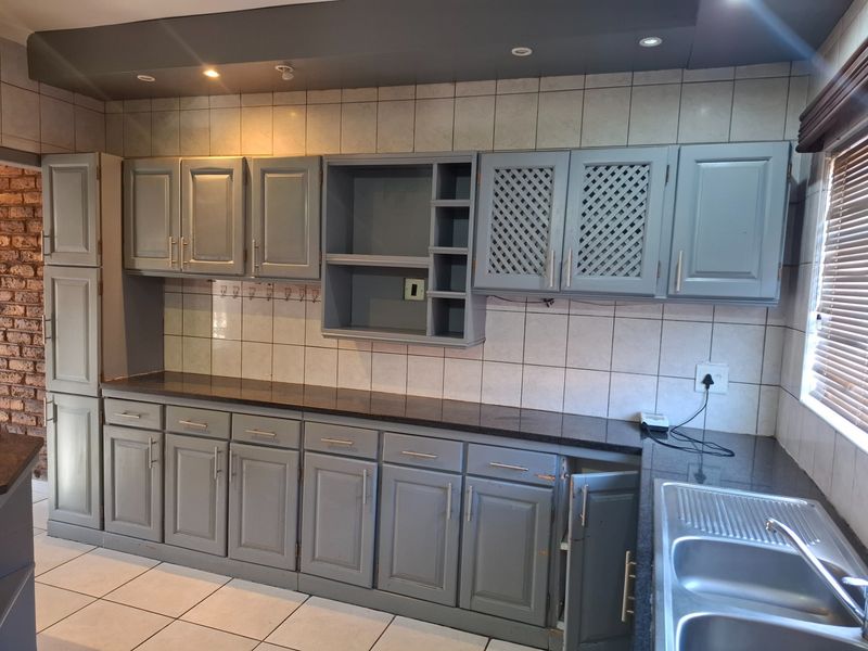 Spacious townhouse walking distance to CBD - Photo 4
