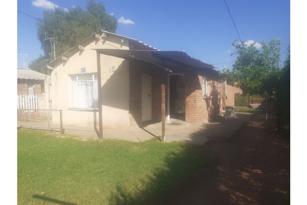 Apartment For Sale in Beaconsfield, Kimberley - Photo 2