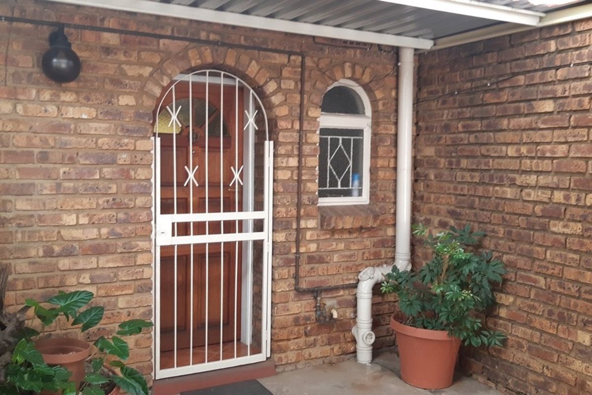 Secure townhouse in lovely Clubville - Photo 3