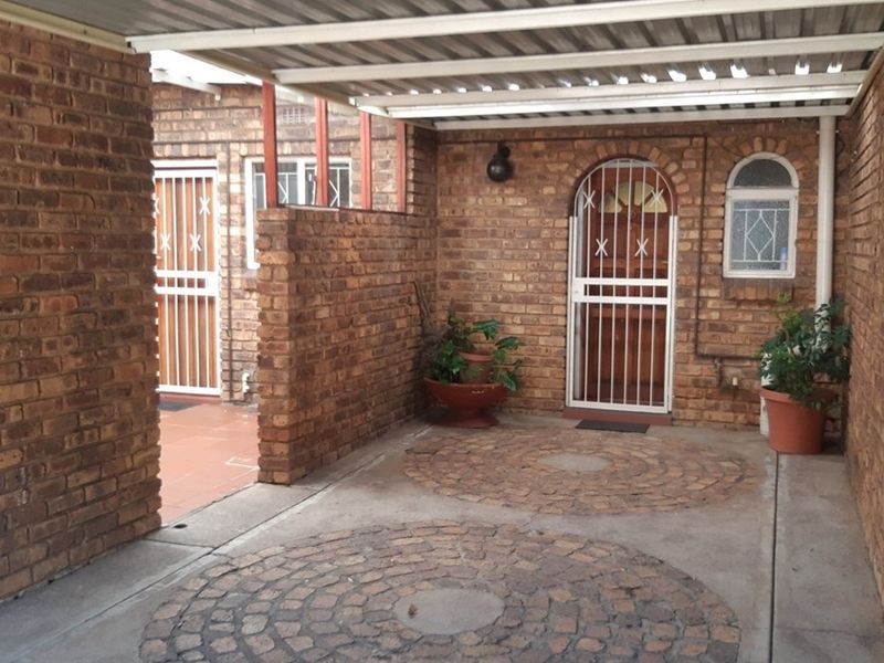 Secure townhouse in lovely Clubville - Photo 2