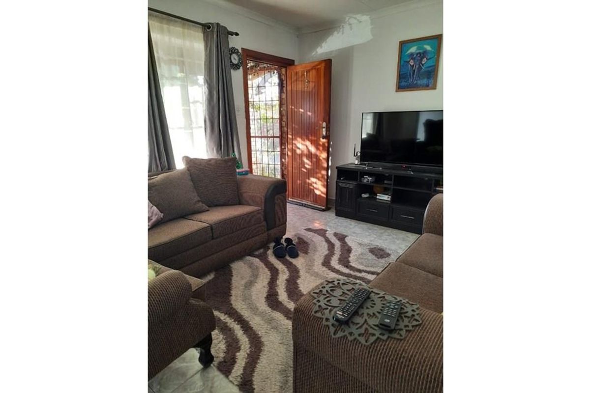 House For Sale in Newcastle Central, Newcastle, KwaZulu Natal - Photo 2