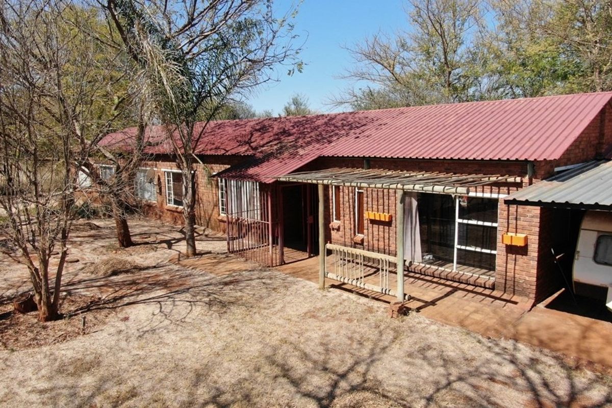 1 ha Smallholding with 4 bedroom house for Sale in Tranquil Noodhulp Area - Photo 2