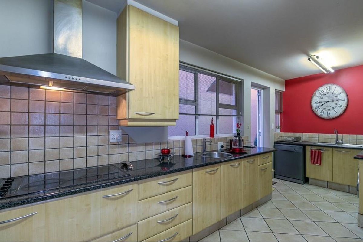 Lovely family Home For Sale in St Andrews, Bedfordview - Photo 3