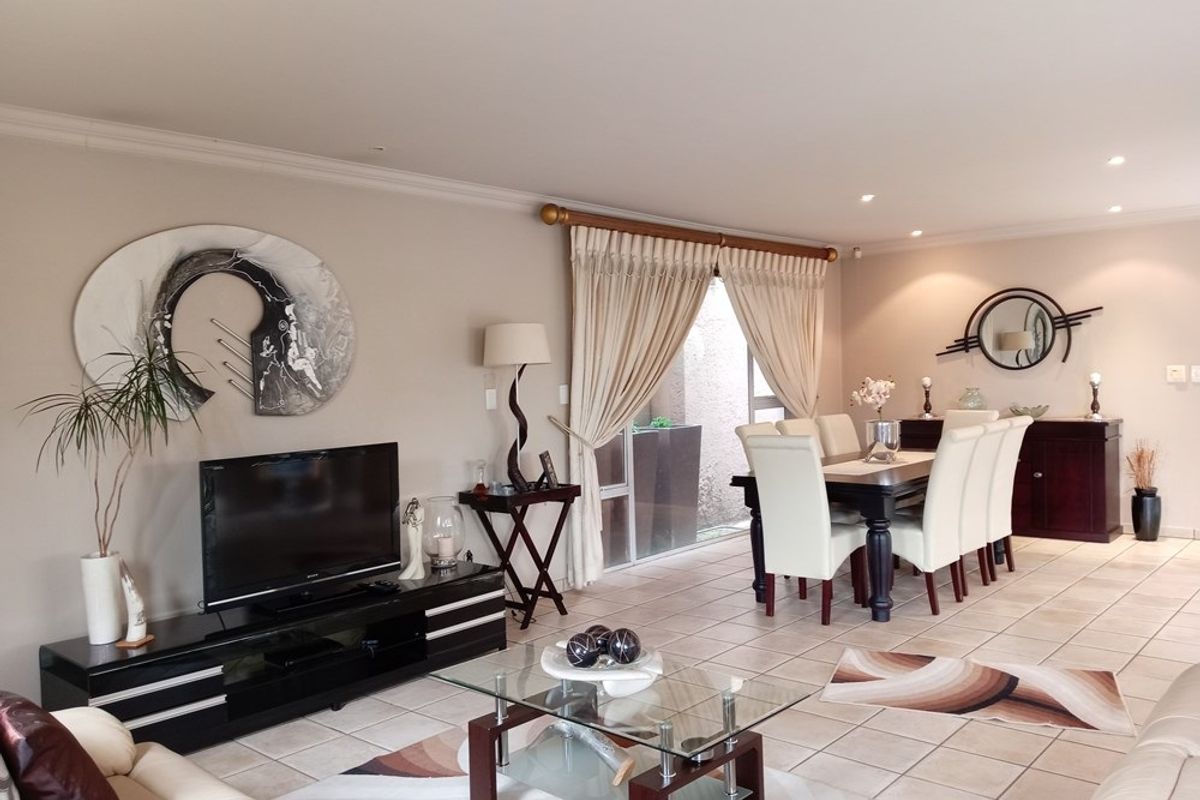 Lovely family Home For Sale in St Andrews, Bedfordview - Photo 2