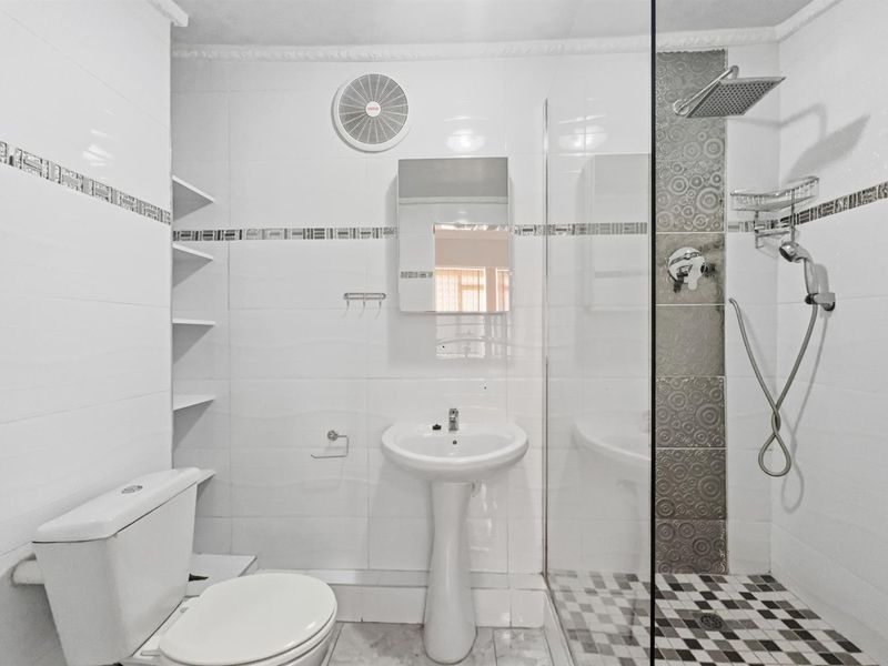 Modern Furnished 2-Bedroom Apartment on O.R. Tambo Parade - Ideal Airbnb Investment - Photo 4