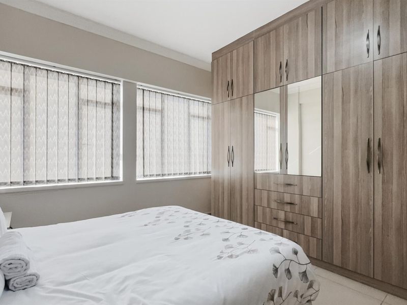 Modern Furnished 2-Bedroom Apartment on O.R. Tambo Parade - Ideal Airbnb Investment - Photo 2