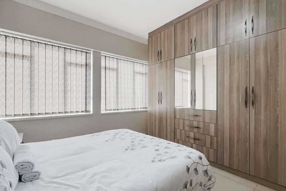 Modern Furnished 2-Bedroom Apartment on O.R. Tambo Parade - Ideal Airbnb Investment - Photo 2