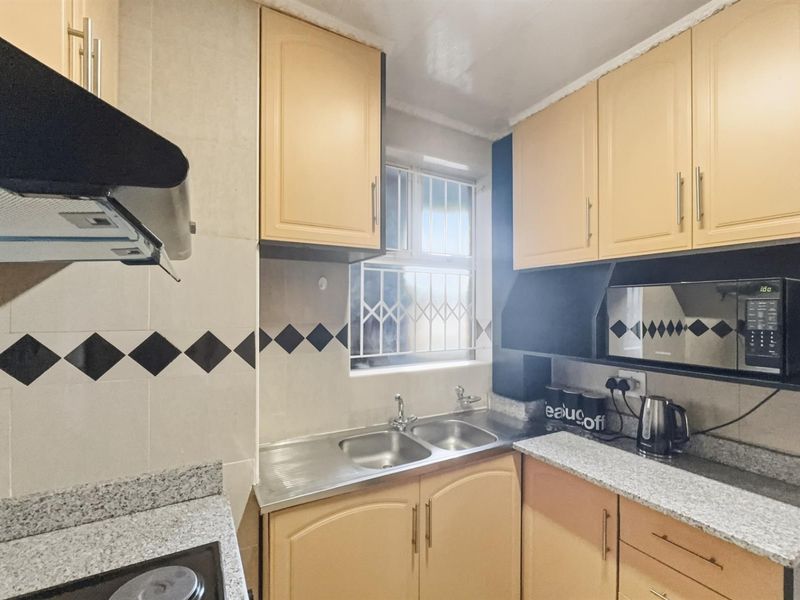 Modern Furnished 2-Bedroom Apartment on O.R. Tambo Parade - Ideal Airbnb Investment - Photo 10