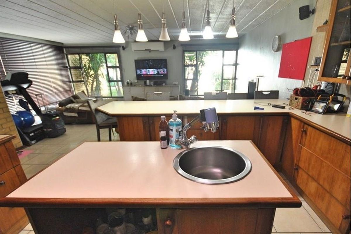 Stylish and modern house For Sale in Vanderbijlpark SW, Vanderbijlpark - Photo 2