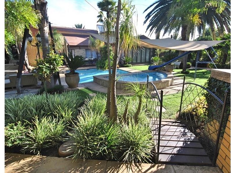 Stylish and modern house For Sale in Vanderbijlpark SW, Vanderbijlpark - Photo 1