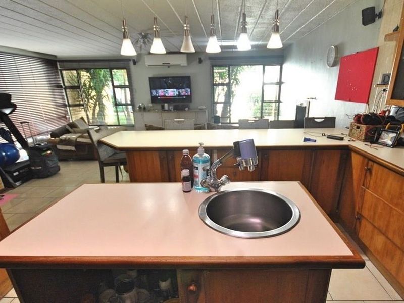 Stylish and modern house For Sale in Vanderbijlpark SW, Vanderbijlpark - Photo 2