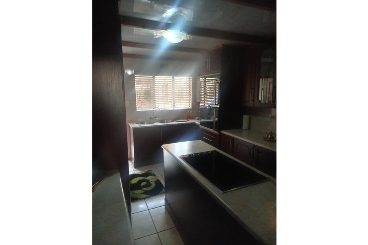 House For Sale in Moletsane, Soweto - Photo 5