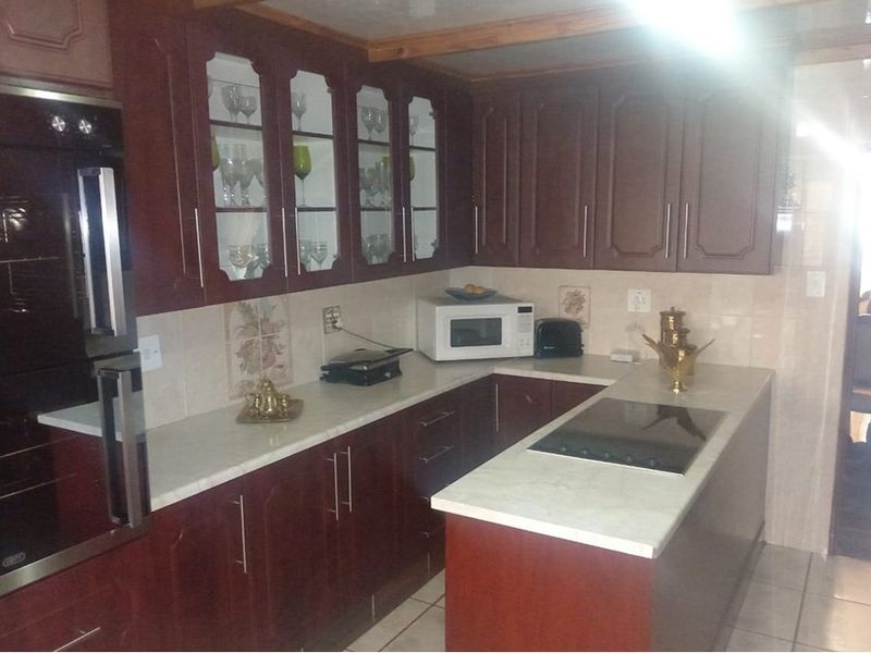 House For Sale in Moletsane, Soweto - Photo 2