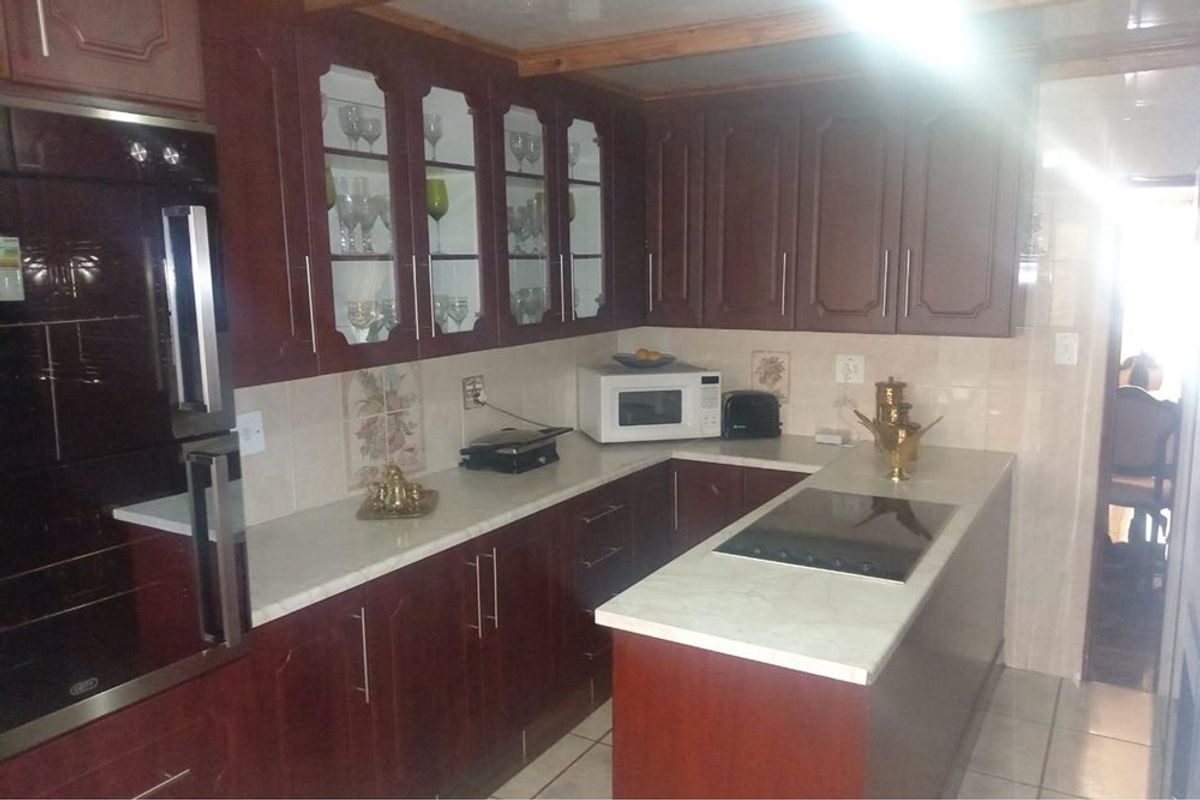 House For Sale in Moletsane, Soweto - Photo 2