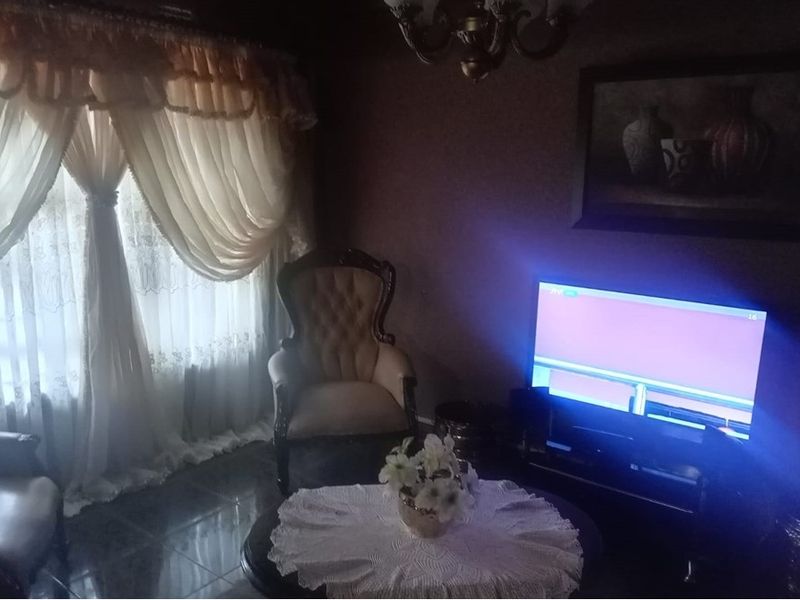 House For Sale in Moletsane, Soweto - Photo 4