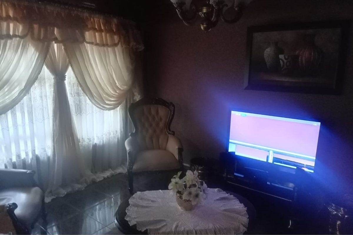 House For Sale in Moletsane, Soweto - Photo 4