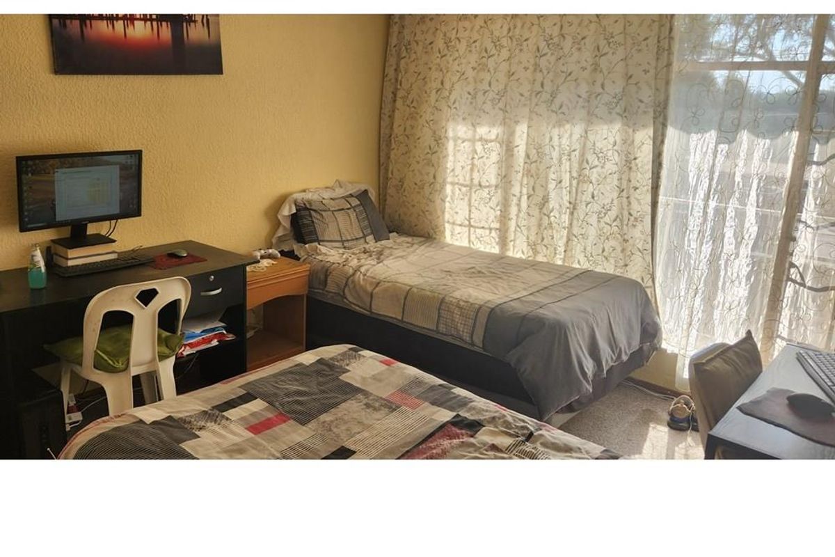 Townhouse For Sale in Florida, Roodepoort - Photo 5