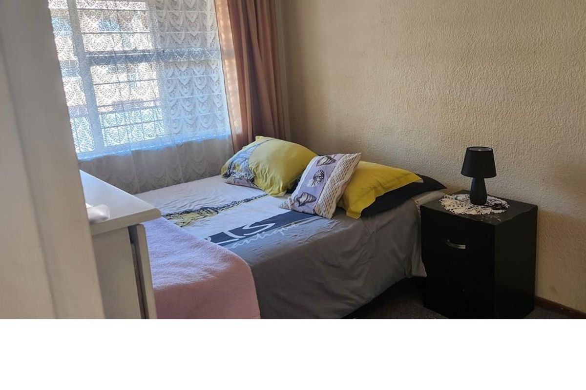 Townhouse For Sale in Florida, Roodepoort - Photo 4