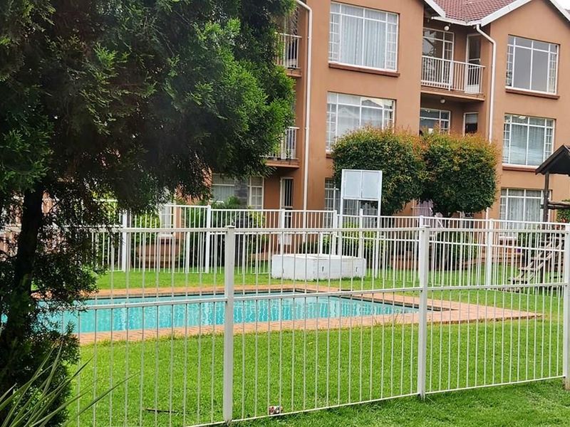 Townhouse For Sale in Florida, Roodepoort - Photo 2