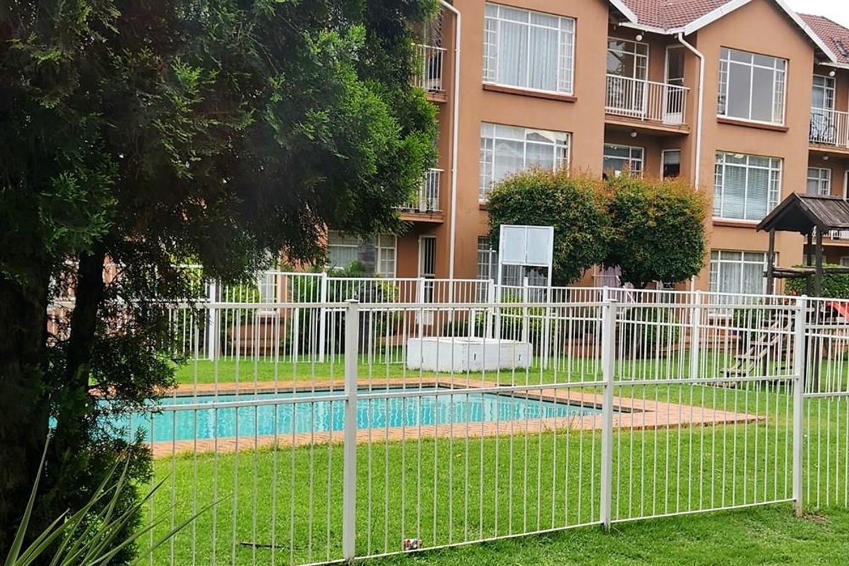 Townhouse For Sale in Florida, Roodepoort - Photo 2