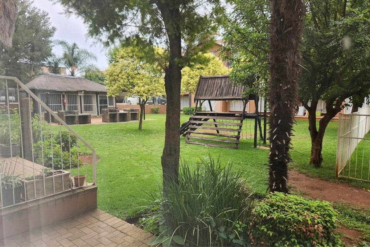 Townhouse For Sale in Florida, Roodepoort - Photo 3