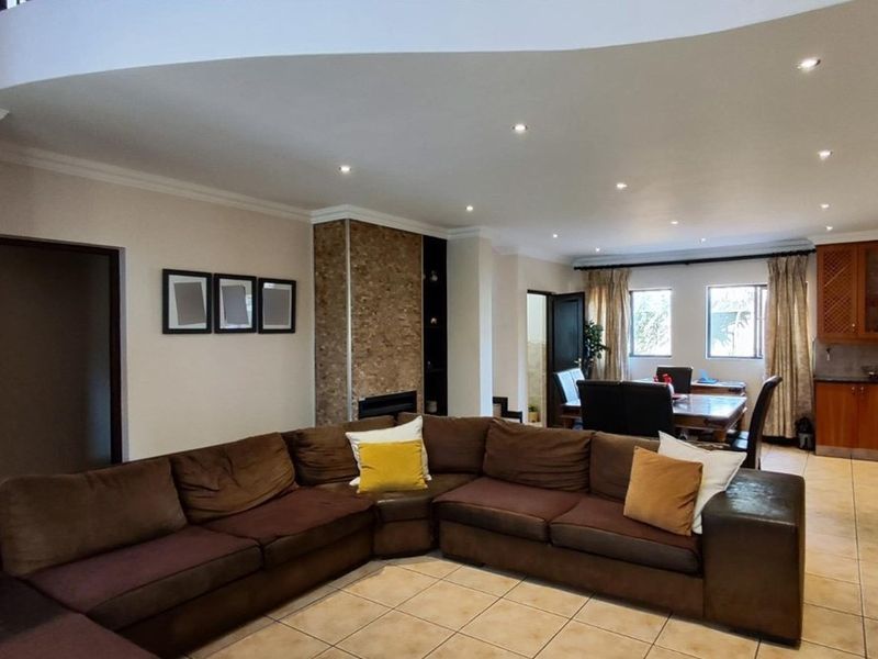 House For Sale in Greenstone Hill, Edenvale - Photo 8