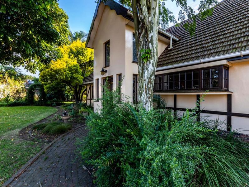 8-bed Selborne home with modern finishes, solar features, and expansive family-friendly grounds - Photo 3