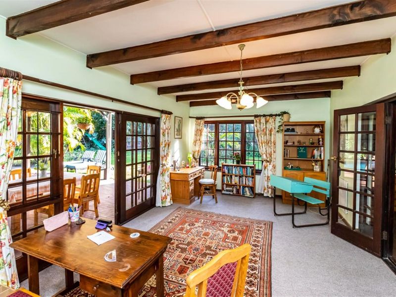 8-bed Selborne home with modern finishes, solar features, and expansive family-friendly grounds - Photo 10