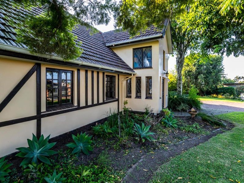 8-bed Selborne home with modern finishes, solar features, and expansive family-friendly grounds - Photo 4