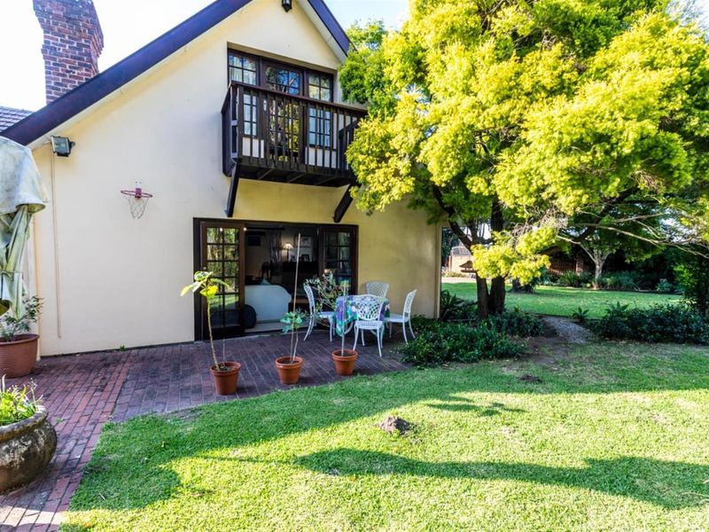 8-bed Selborne home with modern finishes, solar features, and expansive family-friendly grounds - Photo 5