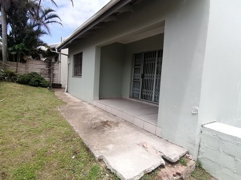 Townhouse For Sale in Manaba Beach, Margate, KwaZulu Natal - Photo 2
