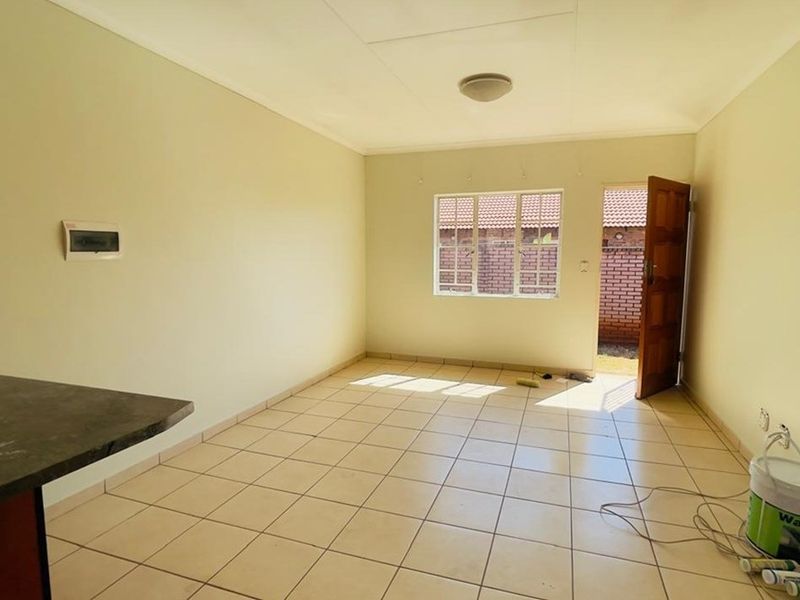 Townhouse For Sale in The Orchards  - Photo 3