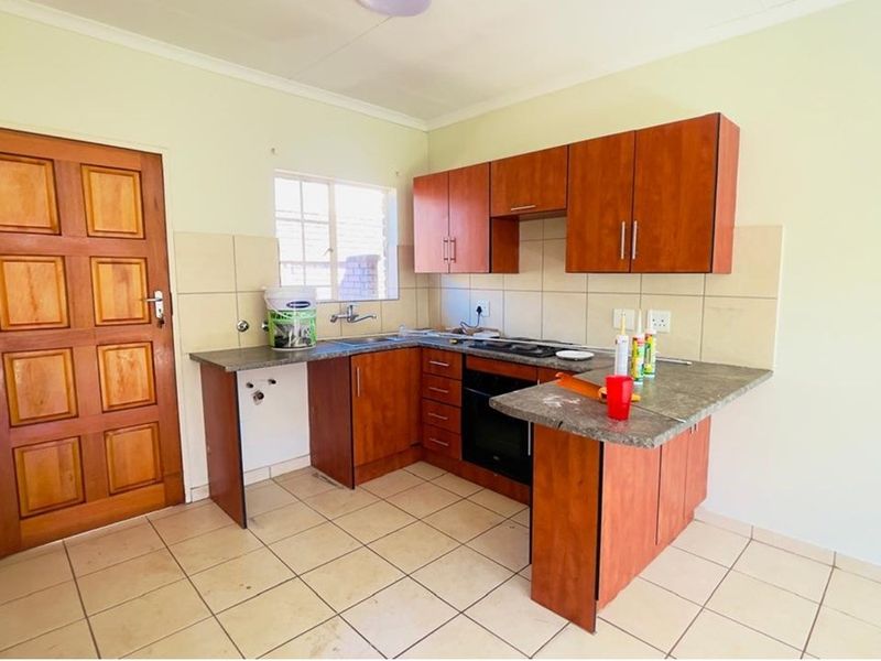 Townhouse For Sale in The Orchards  - Photo 5