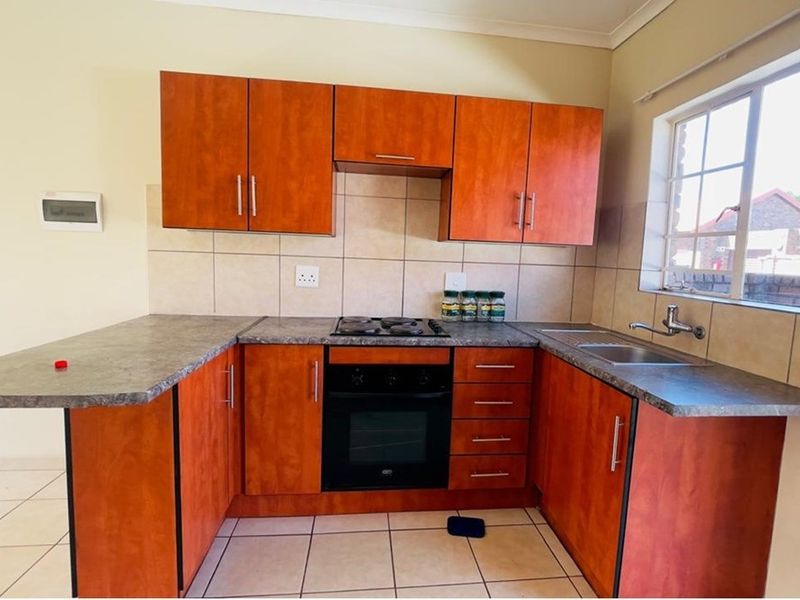 Townhouse For Sale in The Orchards  - Photo 4