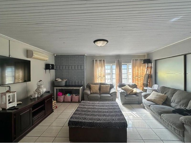 Family Home For Sale in Signal Hill, Newcastle, KwaZulu Natal - Photo 10