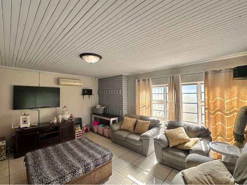 Family Home For Sale in Signal Hill, Newcastle, KwaZulu Natal - Photo 10