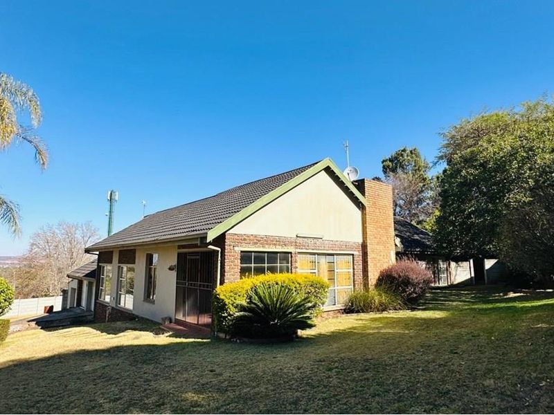 Family Home For Sale in Signal Hill, Newcastle, KwaZulu Natal - Photo 1