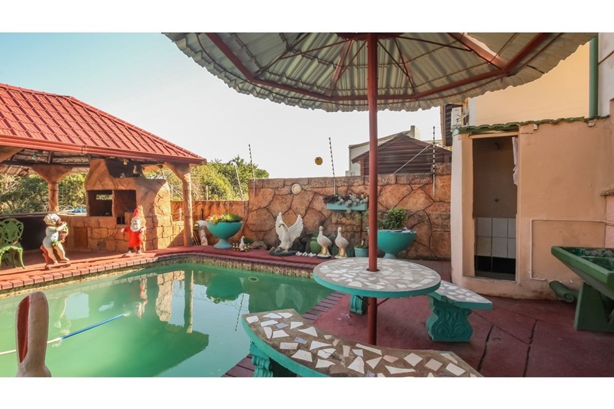 7 Beds 7 Baths House For Sale in Burlington Heights, Chatsworth, KwaZulu Natal - Photo 4